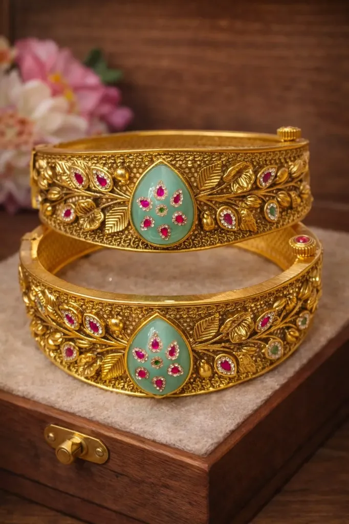 Neelam Pushp Rajwada Kada